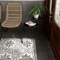 Bodenfliesen (Feinsteinzeug) in Grau-Weiß mit großem Stern