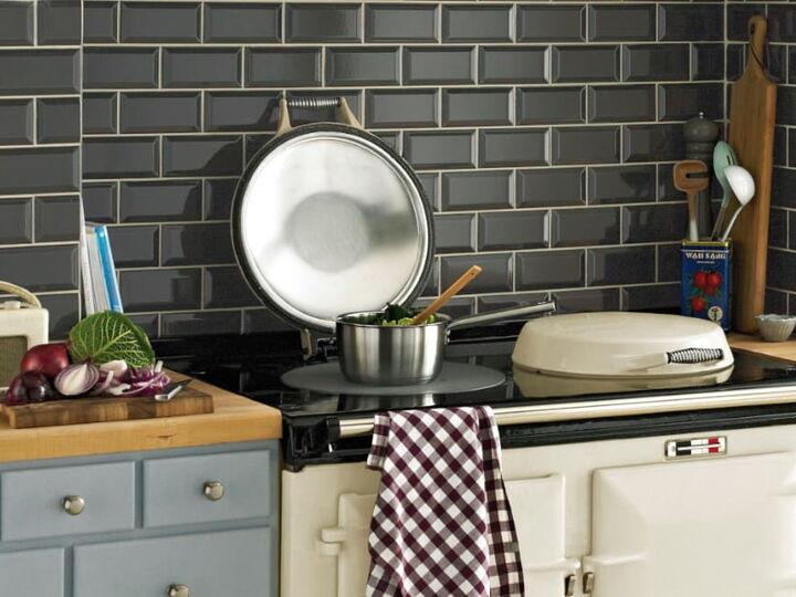 Antiker Herd/Retrostyle-Herd vor einer mit schwarzen Metrofliesen gefliesten Wand