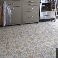 Zementfliesen im Küchenboden – warm und farbintensiv