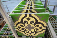 Zementfliesen von Casa:1 werden in Handarbeit gefertigt. Vor der Verlegung müssen sie ausreichend trocknen.