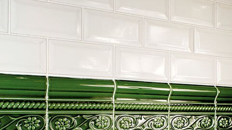 Metrofliesen Vctorian Green mit Abschlussbordüren, kombiniert mit weißen Metrofliesen