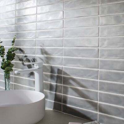 Fliesenserie South End von Amadis verlegt an der Wand in einem Badezimmer