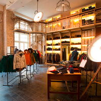 Schwarze Zementfliesen auf dem Boden eines stylishen Bekleidungsgeschäfts