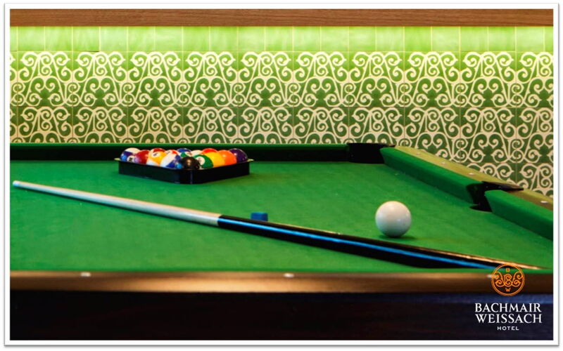 Casa:1 Zementfliesen in individuellem Design in der Bar des Hotels Bachmair-Weissach