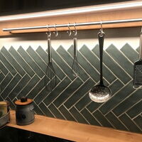 Küchenfliesen einmal anders - Kräftige Farben und individuelle Verlegung