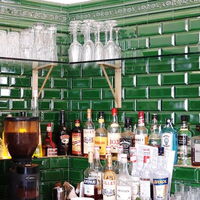 Metrofliesen in viktorianischem Grün im Barbereich eines Restaurants