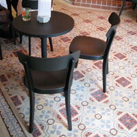 Gastraum eines Cafés mit Zementfliesen