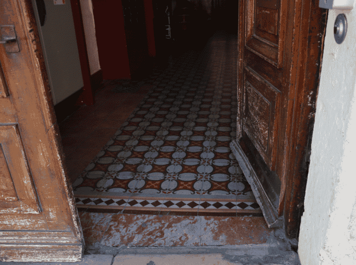 Antike Fliesen in einem Hauseingang Toulon
