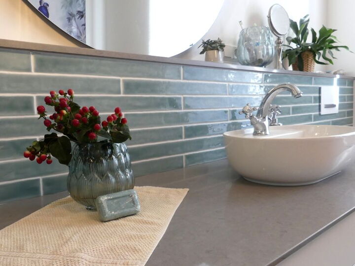 Verlegebeispiel Badezimmerfliesen im Langformat, Farbe blau, über einem Waschtisch