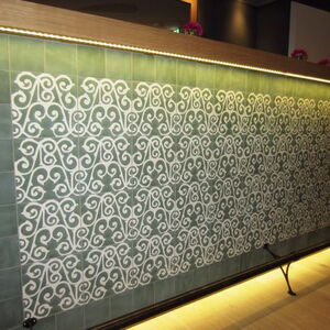 Thekenfront mit grün-weißen Zementfliesen in der Bar eines Hotels