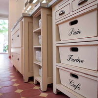 Achteckige Zementfliesen in Rot mit weißen Einlegern auf dem Boden in einem Ladenlokal