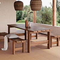 Terrafarbene Bodenfliesen quadratisch, verlegt in einer Küche