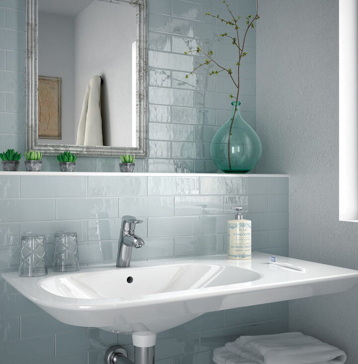 Equipe Wandfliesen Country Farbe AshBlue 6,5x20 cm in einem Badezimmer