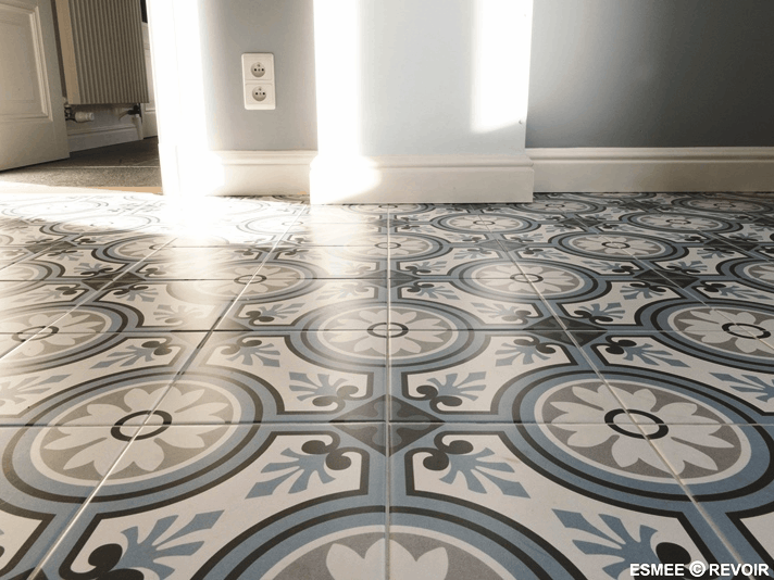 Feinsteinzeugfliesen mit Zementfliesenoptik am Boden