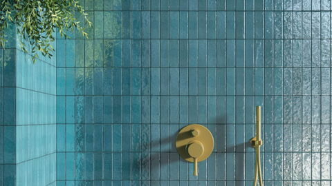 Wandfliesen der Serie "Terra" von Cevica, Verlegung in einer Dusche (Wand)