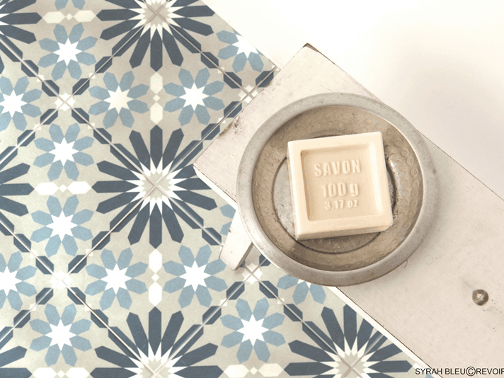 Bodenfliesen weiß und blau, marokkanisches Dekor