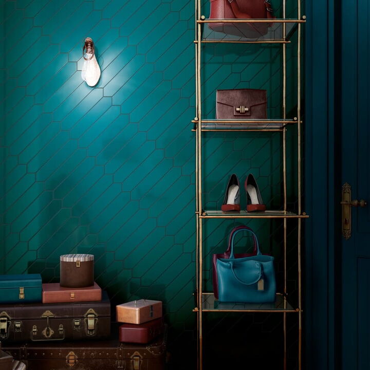 Equipe Wandfliesen Arrow, Farbe Blue Canard, 5x20 cm, verlegt in einem Badezimmer