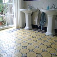 Casa1 Zementfliesen Serie Hacienda (HAC089), verlegt in einem großen Badezimmer