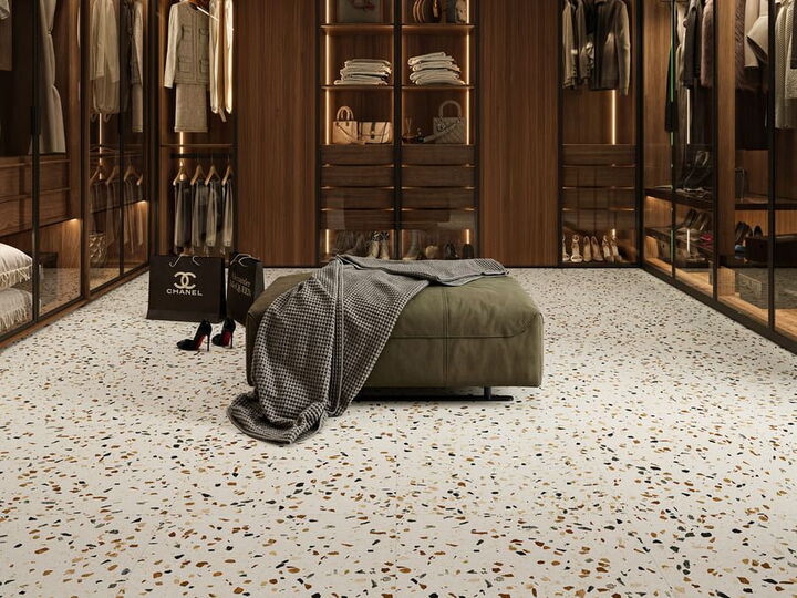 Schlafzimmer mit Fliesen in Terrazzo-Optik (Re-Bel von REVOIR PARIS)
