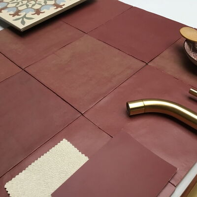 Unifarbene Bodenfliesen bordeauxrot