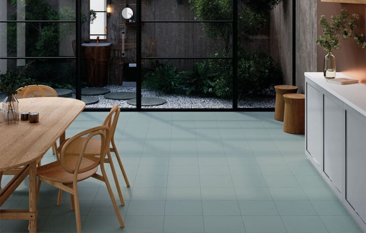 Fliesenserie Kromatic von Cevica, Feinsteinzeug, 31x31 cm, Farbe aqua, verlegt in einer Küche