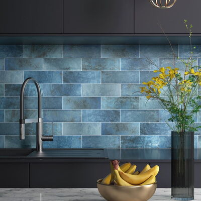 Wandfliesen der Serie Cevica Amazon (Verlegebeispiel in einer Küche, Farbe: Blau)