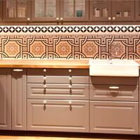 Fliesenspiegel mit Zementfliesen – buntes spanisches Design