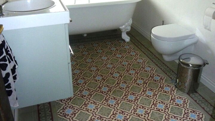 Bunte Zementfliesen in einem kleinen Badezimmer im Retrostil