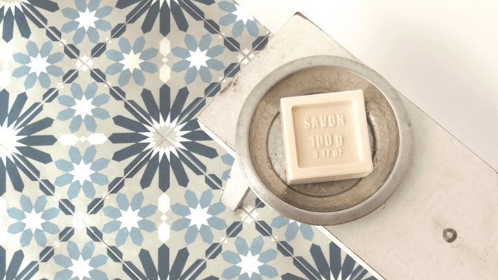 Bodenfliesen weiß und blau, marokkanisches Dekor