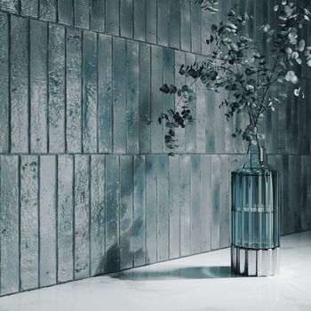 Casa:1 Wandfliesen AMADIS Brutalist 3,8x28,5 cm Verlegebeispiel mit hellblauen Fliesen