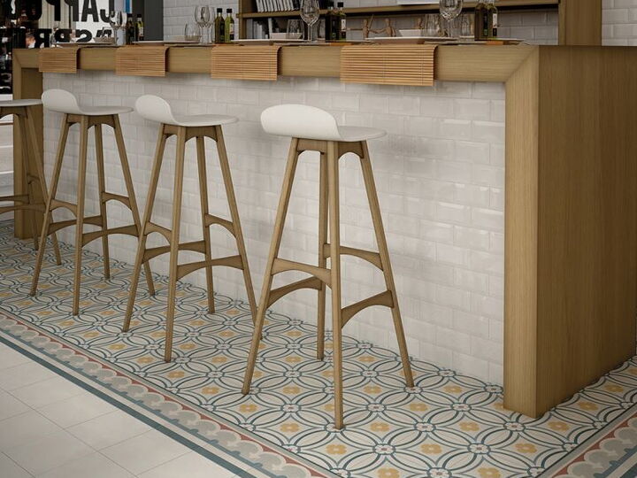 Restaurant/Bar mit Bodenfliesen aus Feinsteinzeug im Zementfliesenlook