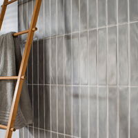 Längliche Wandfliesen in einem edlen Grau, in einem Saunabereich