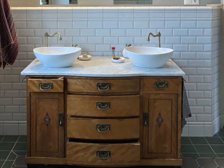 Antiker Waschtisch im Badezimmer vor einer mit Metrofliesen gefliesten Wand