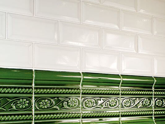 Metrofliesen in Grün und Weiß mit Bordüren