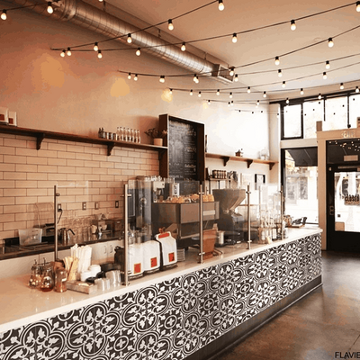 Thekenfront mit Dekorfliesen in einem Café/Restaurant