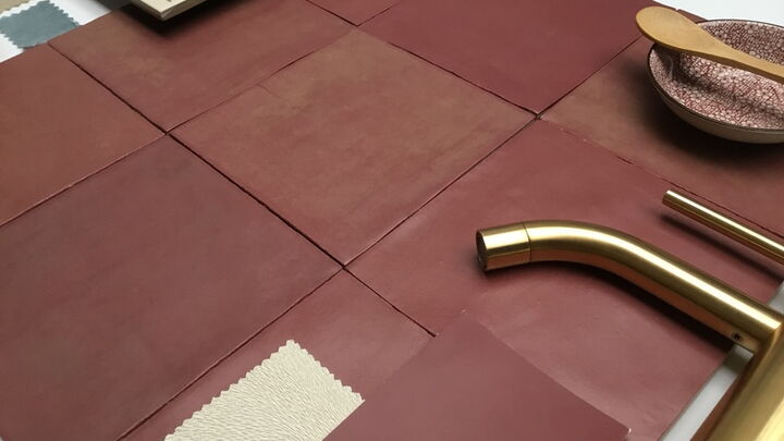 Unifarbene Bodenfliesen bordeauxrot