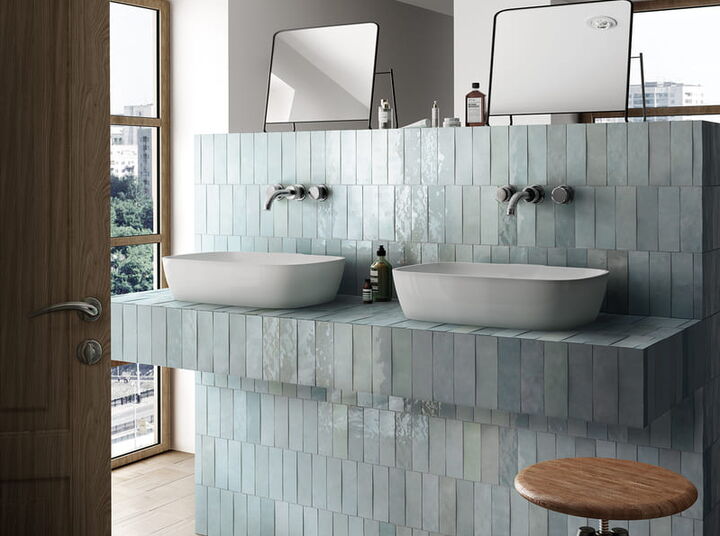 Equipe Wandfliesen Artisan, Farbe Aqua, 6,5x20 cm, verlegt in einem Badezimmer