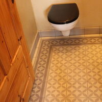 Zementfliesen (HAC048, Serie Hacienda + RAN017) verlegt in einem Gäste-WC