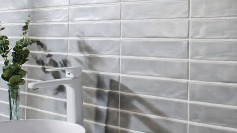 Fliesenserie South End von Amadis verlegt an der Wand in einem Badezimmer