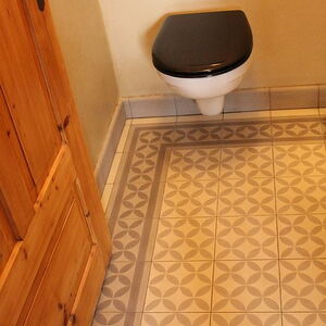 Zementfliesen (HAC048, Serie Hacienda + RAN017) verlegt in einem Gäste-WC