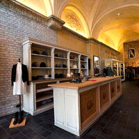 Schwarze Zementfliesen auf dem Boden eines stylishen Bekleidungsgeschäfts