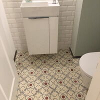 Zementfliesen und Metrofliesen in einer Gästetoilette
