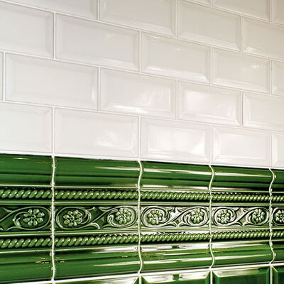 Metrofliesen Vctorian Green mit Abschlussbordüren, kombiniert mit weißen Metrofliesen