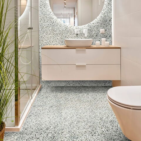 Badezimmer mit Fliesen in Terrazzo-Optik (Re-Bel von REVOIR PARIS)