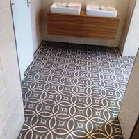 Zementfliesen (CHA127, Serie Chalet) verlegt in einem Badezimmer