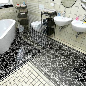 Zementfliesen (CHA024, Serie Chalet + RAN015) verlegt in einem Badezimmer