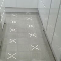 Zementfliesen (einfarbig mit FIN063, Serie Finca) verlegt in einer Küche