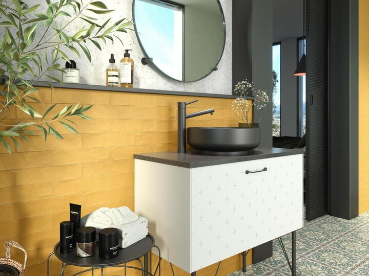 Badezimmer mit Wandfliesen (Serie Provence) und Bodenfliesen (Serie BelHistoire) von RevoirParis