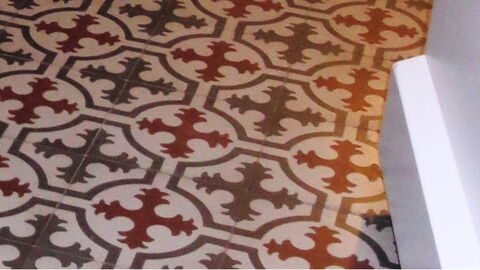 Zementfliesen Casa:1 Chalet031, geöffnete Tür, Bodenfliesen Zementfliesen