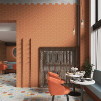 Café/Bar mit hexagonalen Wand- und Bodenfliesen, einfarbig an der Wand, mit Dekor auf dem Boden